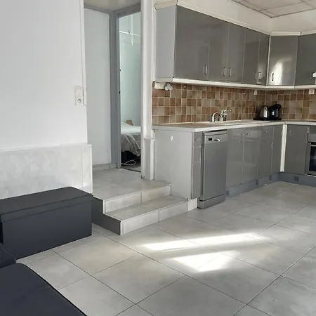 Maison Guyline - 150 M De La